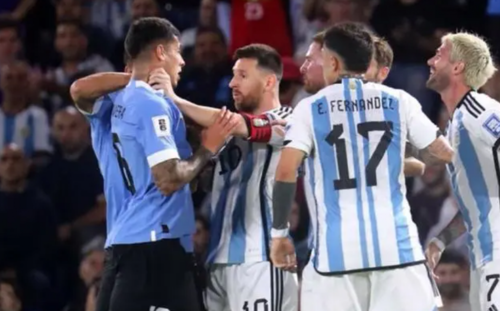 Messi tranh cãi với cầu thủ Uruguay