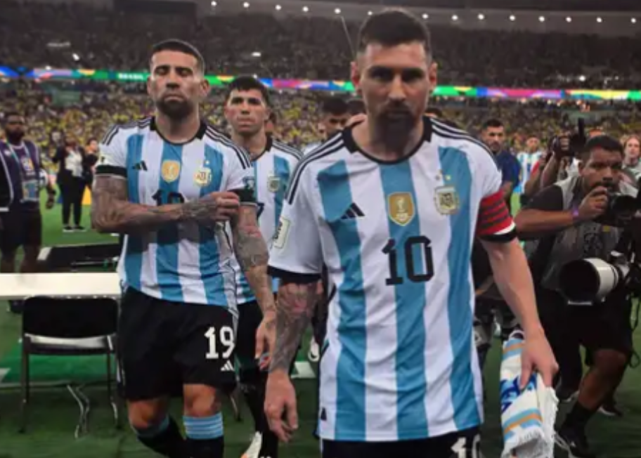 Messi dẫn dắt đội bóng rời sân