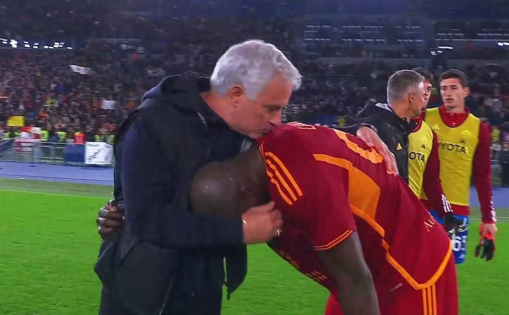 Lukaku ôm Mourinho đầy phấn khích