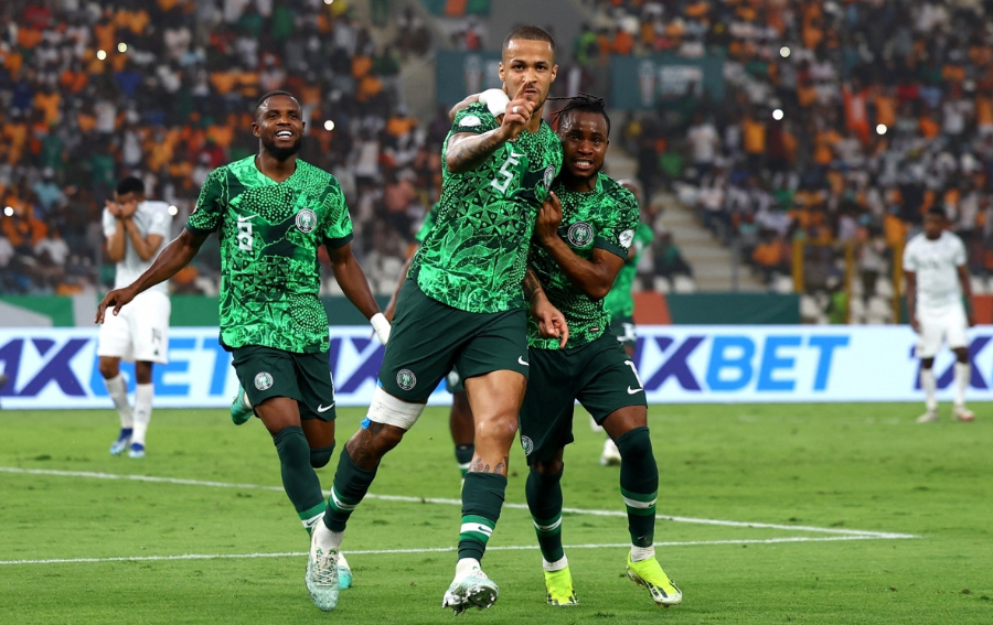Nigeria hoà Nam Phi 1-1 sau 120 phút rồi thắng 4-2 ở loạt sút luân lưu
