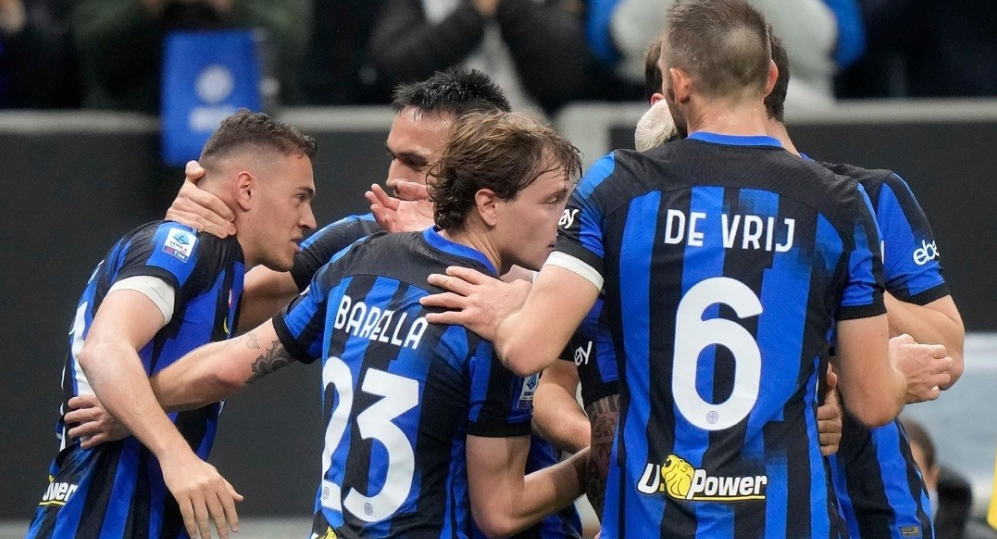 Các đồng đội cùng nhau ăn mừng sau chiến thắng của Inter Milan