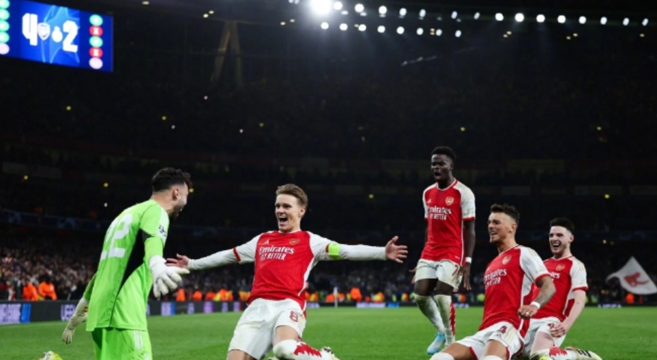 Các cầu thủ Arsenal hân hoan khi thăng hạng thành công