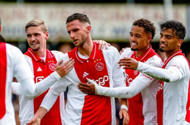 Gã khổng lồ Eredivisie Ajax sắp chạm trán Vojvodina.